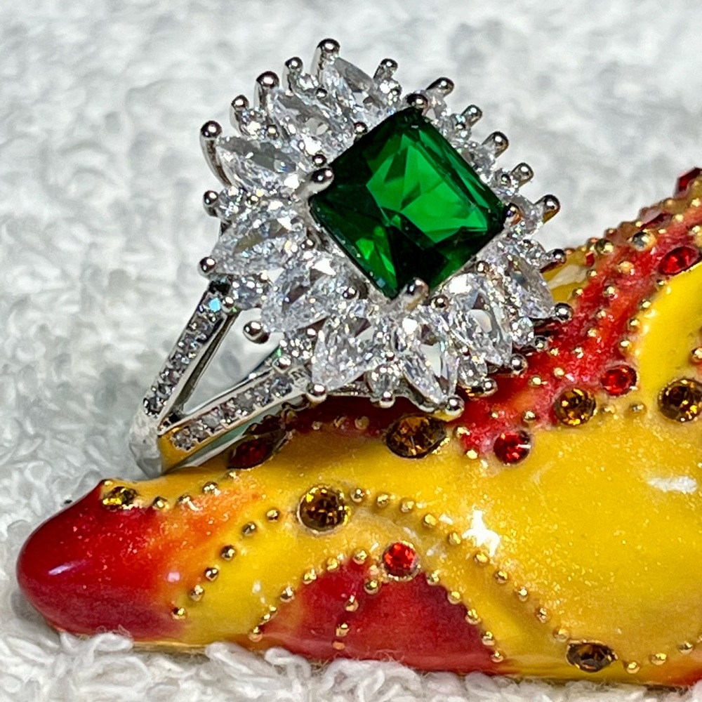 💋large bold Emerald cocktail ring